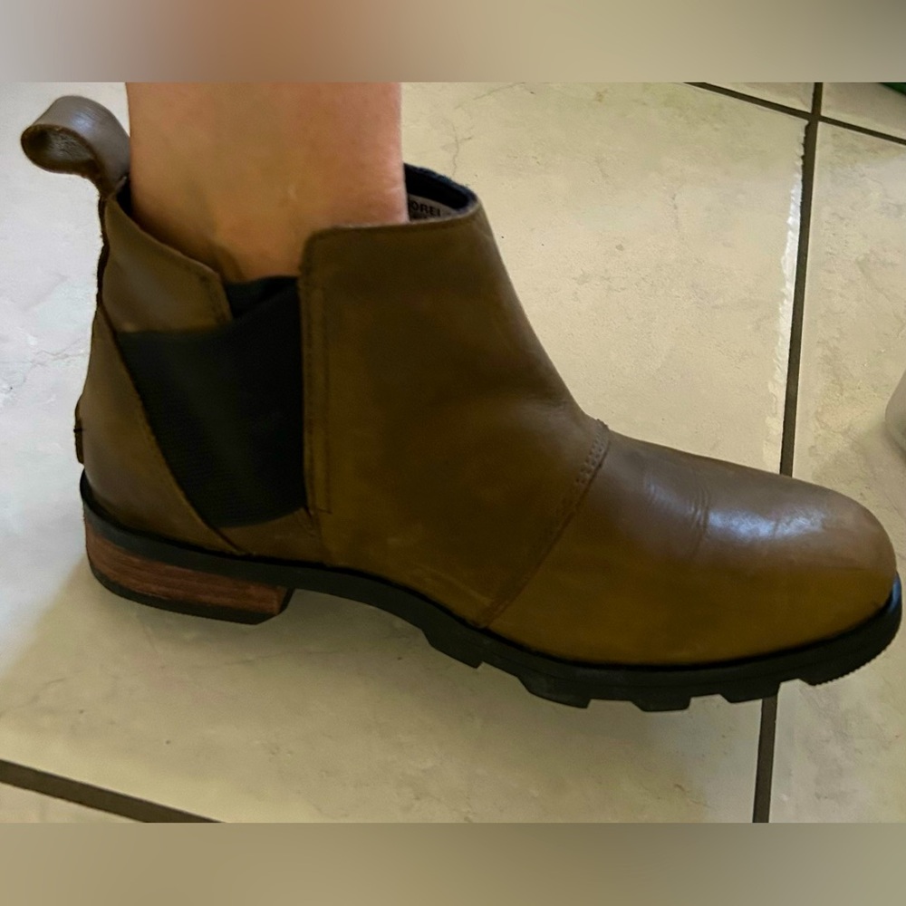 Leather ankle boots in EUC.